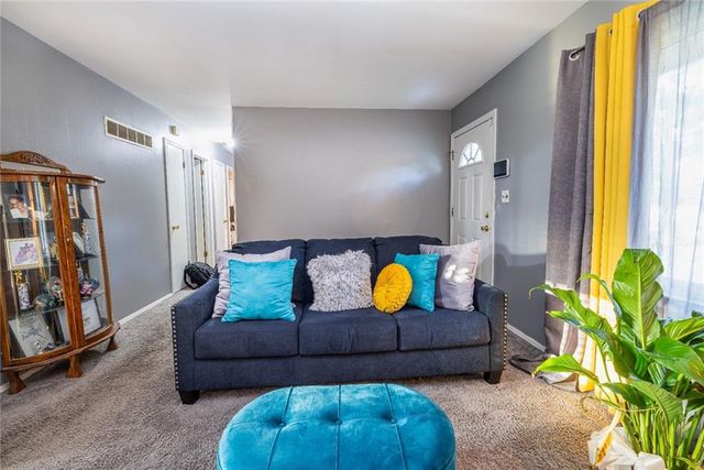 11148 Spring Valley Road, Kansas City, MO 64134