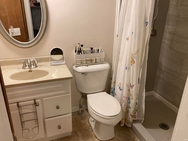 794 S 1225 E, Oakland City, IN 47660