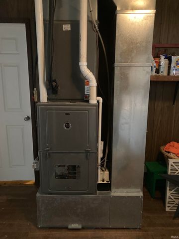 794 S 1225 E, Oakland City, IN 47660