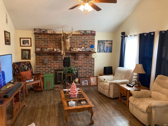 794 S 1225 E, Oakland City, IN 47660