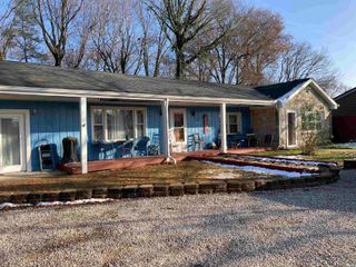 794 S 1225 E, Oakland City, IN 47660