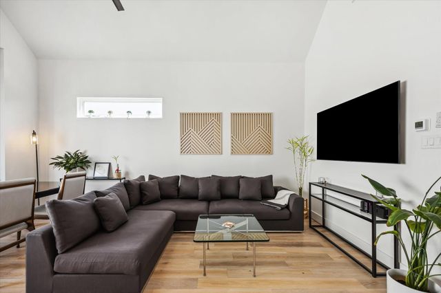 1131 W 17th Street B, Houston, TX 77008