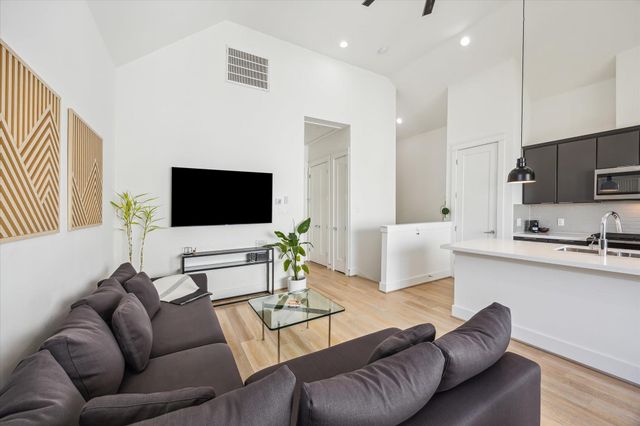 1131 W 17th Street B, Houston, TX 77008