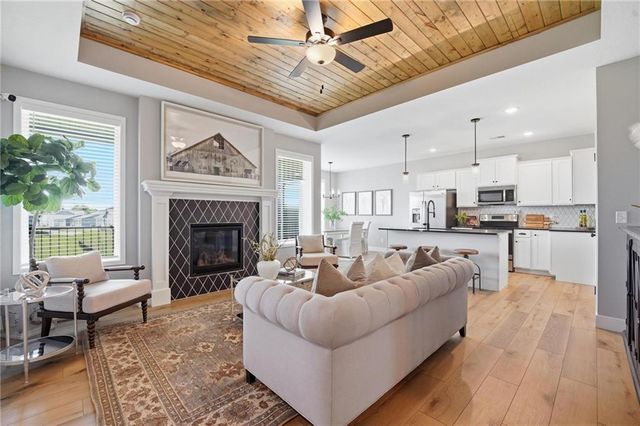 12510 S Parkwood Lane, Lee's Summit, MO 64086