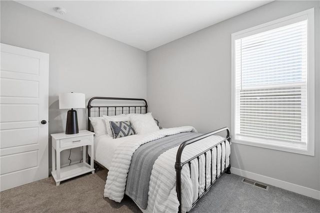 12510 S Parkwood Lane, Lee's Summit, MO 64086