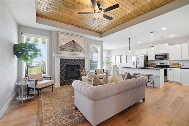12510 S Parkwood Lane, Lee's Summit, MO 64086