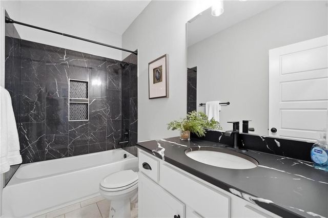 12510 S Parkwood Lane, Lee's Summit, MO 64086