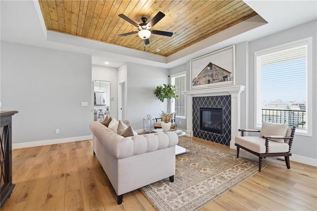 12510 S Parkwood Lane, Lee's Summit, MO 64086