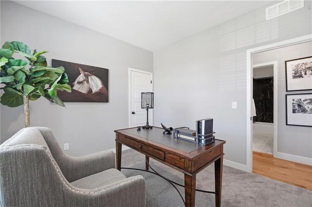 12510 S Parkwood Lane, Lee's Summit, MO 64086