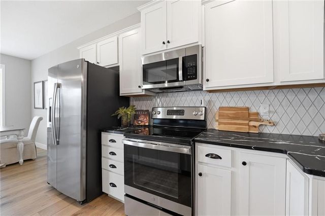 12510 S Parkwood Lane, Lee's Summit, MO 64086