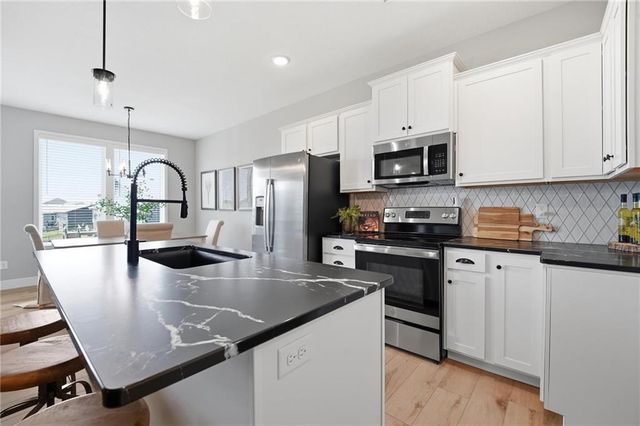 12510 S Parkwood Lane, Lee's Summit, MO 64086