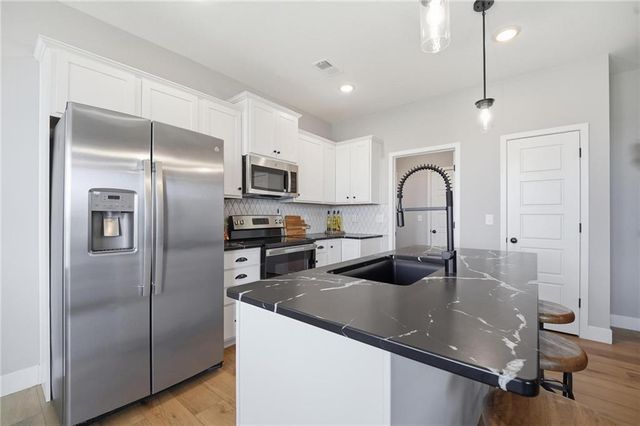 12510 S Parkwood Lane, Lee's Summit, MO 64086