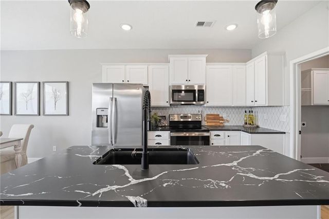12510 S Parkwood Lane, Lee's Summit, MO 64086