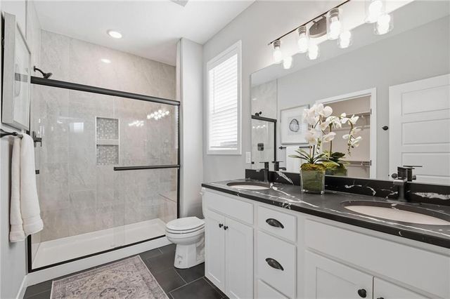 12510 S Parkwood Lane, Lee's Summit, MO 64086