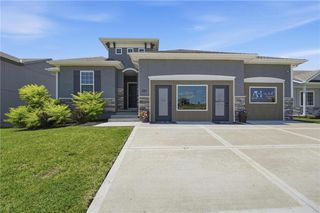 12510 S Parkwood Lane, Lee's Summit, MO 64086