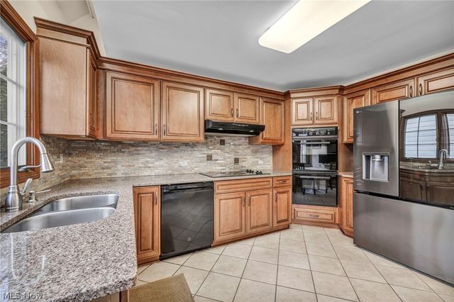 9 Westfield Lane, Rocky River, OH 44116