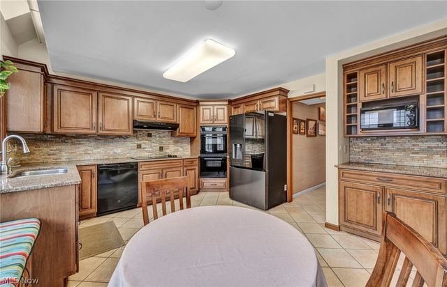 9 Westfield Lane, Rocky River, OH 44116