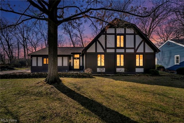 9 Westfield Lane, Rocky River, OH 44116