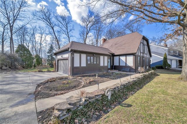 9 Westfield Lane, Rocky River, OH 44116