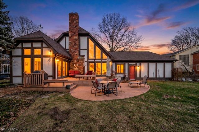 9 Westfield Lane, Rocky River, OH 44116