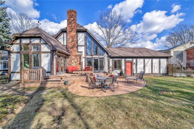 9 Westfield Lane, Rocky River, OH 44116