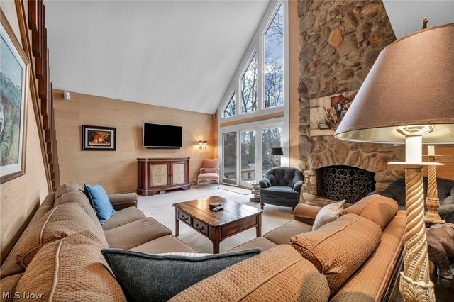 9 Westfield Lane, Rocky River, OH 44116