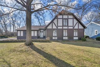 9 Westfield Lane, Rocky River, OH 44116