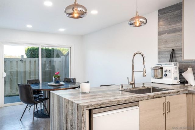 4718 Amberwood Ct, Carlsbad, CA 92008