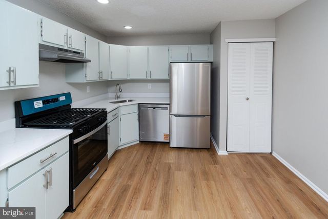 69 FISHER DR, Franklin Park, NJ 08823