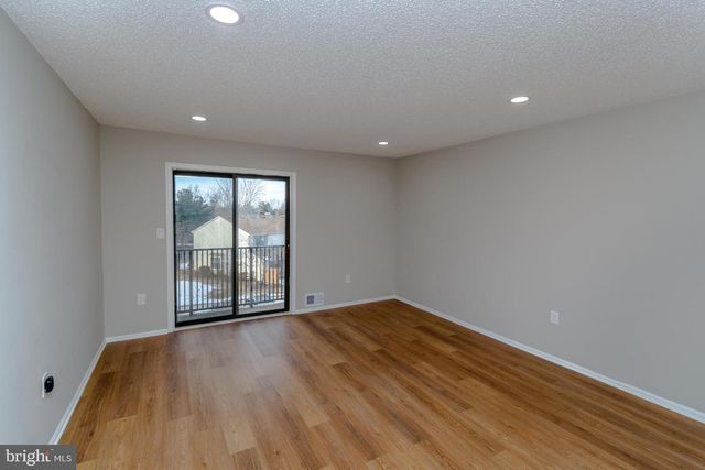 69 FISHER DR, Franklin Park, NJ 08823