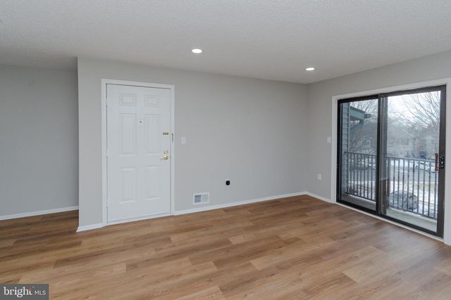 69 FISHER DR, Franklin Park, NJ 08823