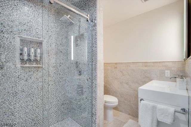 825 Riverside Ave B202, Lyndhurst Twp., NJ 07071