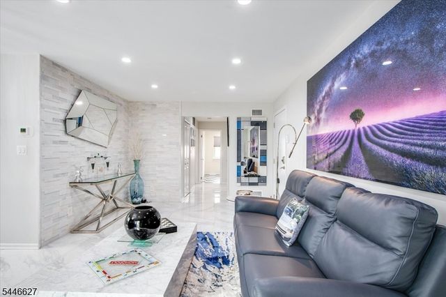 825 Riverside Ave B202, Lyndhurst Twp., NJ 07071