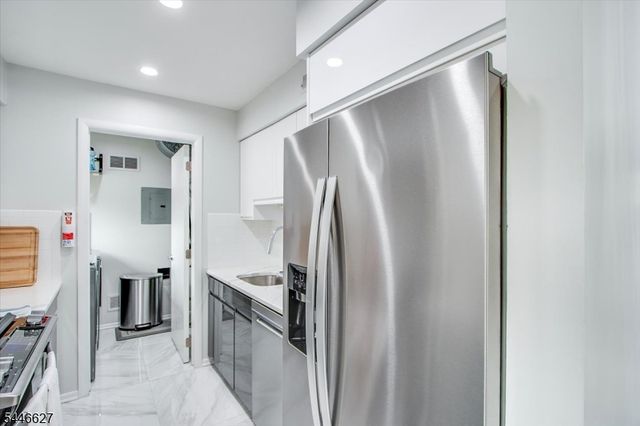 825 Riverside Ave B202, Lyndhurst Twp., NJ 07071