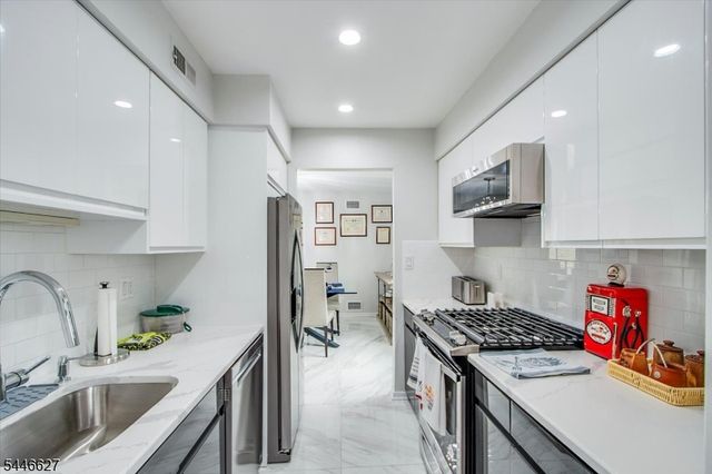 825 Riverside Ave B202, Lyndhurst Twp., NJ 07071