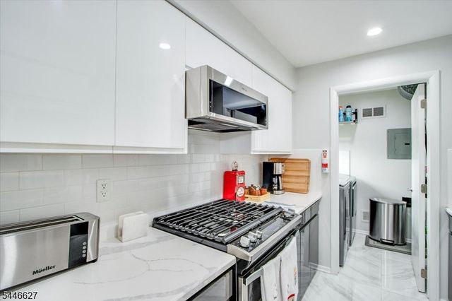 825 Riverside Ave B202, Lyndhurst Twp., NJ 07071