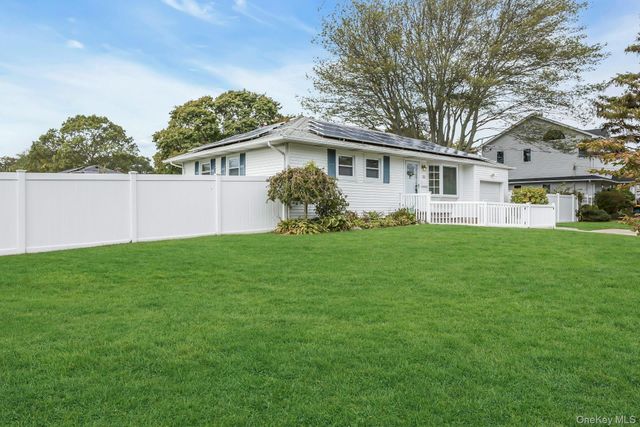 130 Matthews Road, Oakdale, NY 11769
