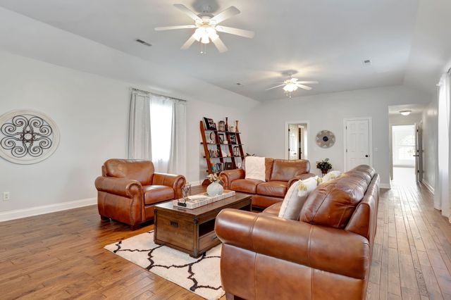 902 Rushmore Dr, Murfreesboro, TN 37129