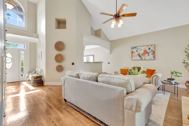 902 Rushmore Dr, Murfreesboro, TN 37129