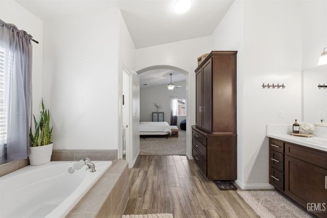 6008 Luckman Drive, Bakersfield, CA 93311