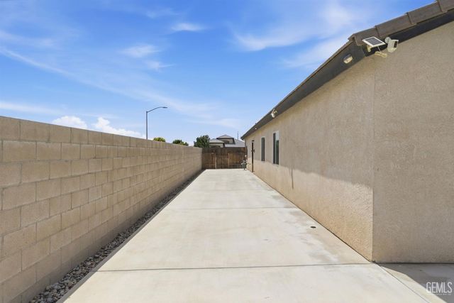 6008 Luckman Drive, Bakersfield, CA 93311