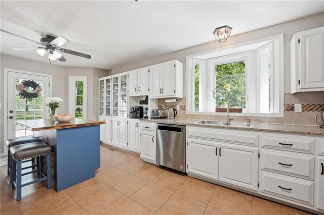 715 Dickinson Road, Independence, MO 64050