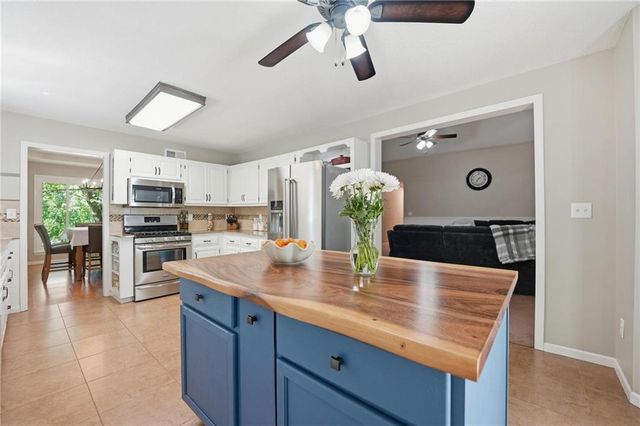 715 Dickinson Road, Independence, MO 64050