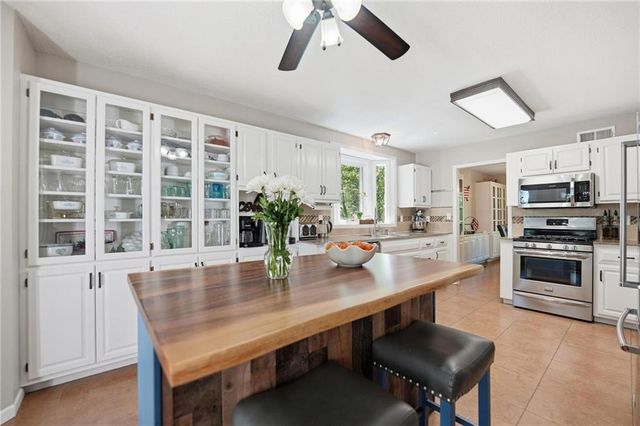 715 Dickinson Road, Independence, MO 64050