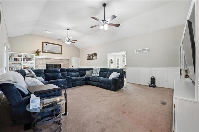 715 Dickinson Road, Independence, MO 64050