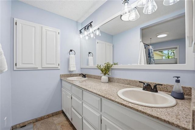 715 Dickinson Road, Independence, MO 64050
