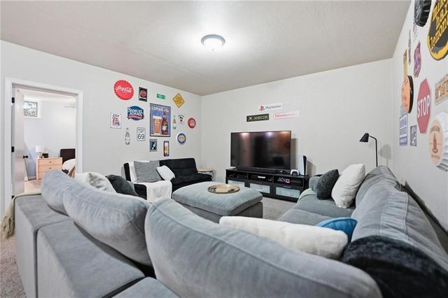 715 Dickinson Road, Independence, MO 64050