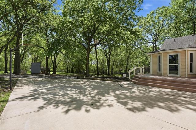715 Dickinson Road, Independence, MO 64050