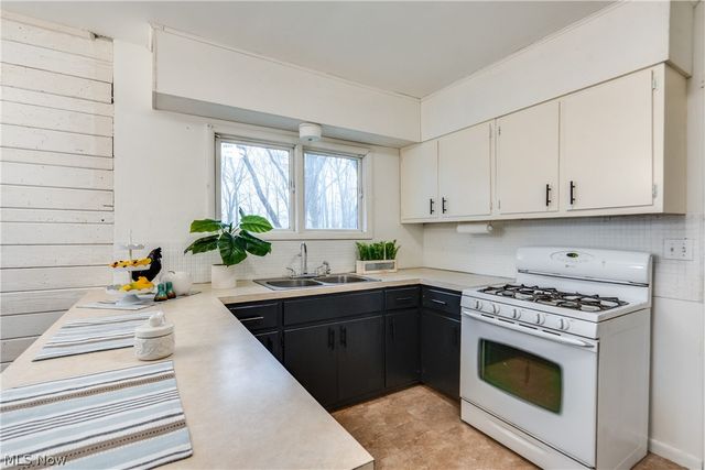 1440 Treasch Drive, Cuyahoga Falls, OH 44221