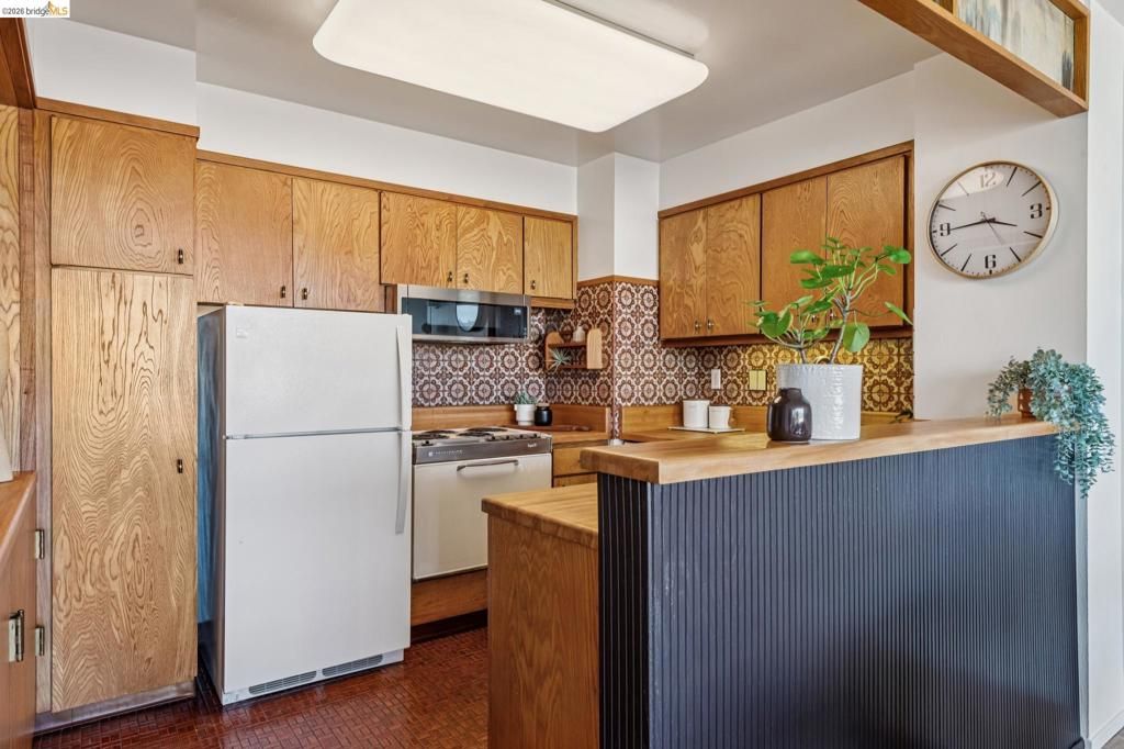 Image 17 of property listing at 320 Lee St 603, Oakland, CA 94610